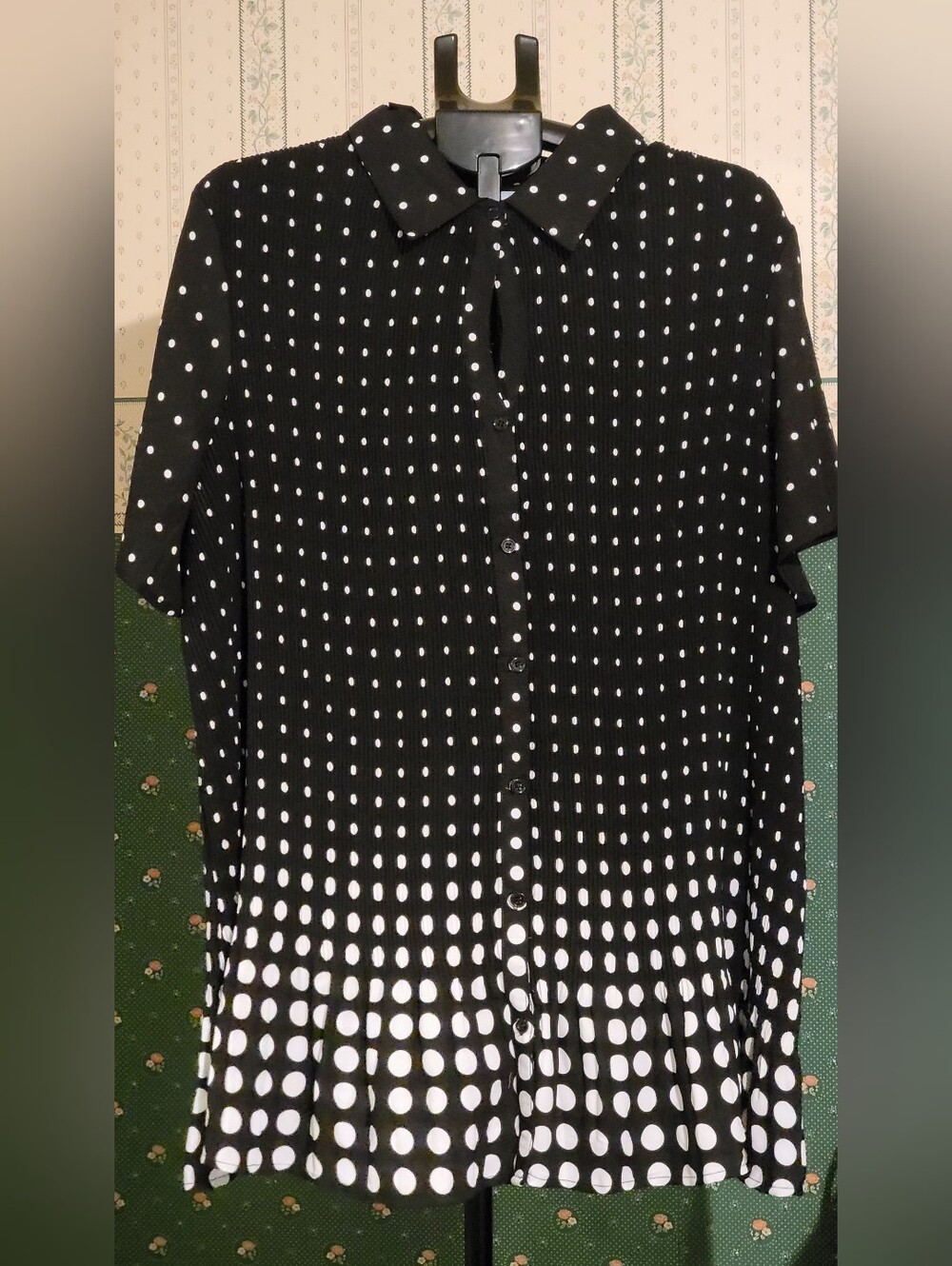 Only Necessities Black and White Gradient Polka Dot Button-Down Top Size 26/28